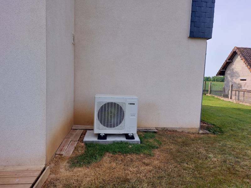 Vente et pose d'une pompe à chaleur Frisquet dans une maison moderne proche Dieppe 76