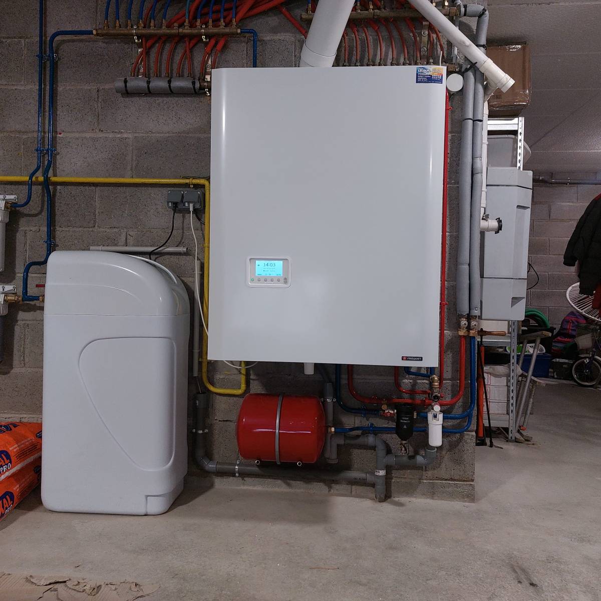 Protéger sa chaudière Frisquet contre le calcaire grâce à un adoucisseur Sonedis Assemblé en Normandie